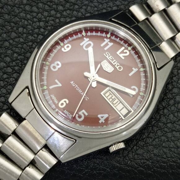 Vintage 1977 Seiko Automatic Mens Silver Watch W/daydate & Red accents - Picture 6 of 10